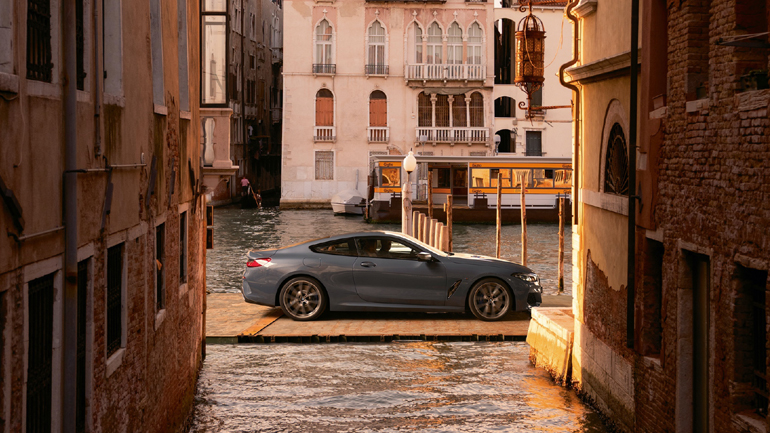 Το πρώτο αυτοκίνητο που διέσχισε το Μεγάλο Κανάλι της Βενετίας